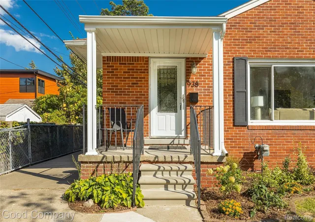Photo 3 of Single family home for sale at 938 Edgewood Dr, Royal Oak, MI 48067 | MLS# 20261081175 | Listing updated on 2026-10-17