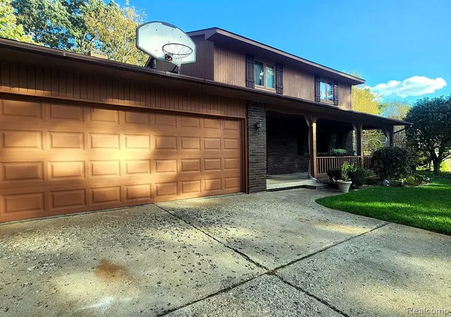 Photo 2 of Single family home for sale at 1625 Spruce Ct, Commerce Township, MI 48390 | MLS# 20261081176 | Listing updated on 2026-10-16