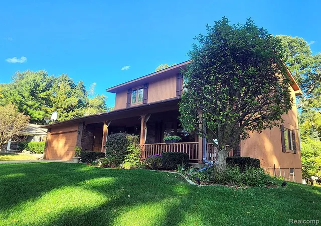 Photo 3 of Single family home for sale at 1625 Spruce Ct, Commerce Township, MI 48390 | MLS# 20261081176 | Listing updated on 2026-10-16