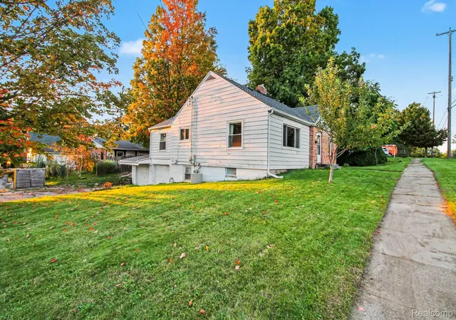 Photo 1 of Sale Pending at 301 N East St, Fenton, MI 48430 | MLS# 20261081210 | Listing updated on 2026-10-25