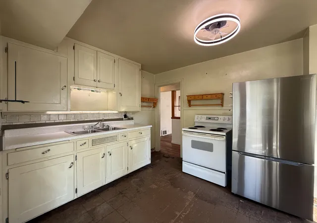 Photo 3 of Single family home for sale at 214 Bradley St, Dowagiac, MI 49047 | MLS# 69026053354 | Listing updated on 2026-10-23