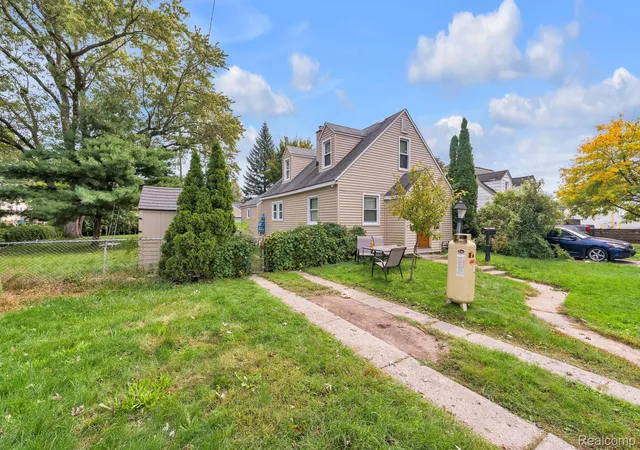 Photo 3 of Single family home for sale at 5664 Fenton St, Dearborn Heights, MI 48127 | MLS# 20261081224 | Listing updated on 2026-10-17