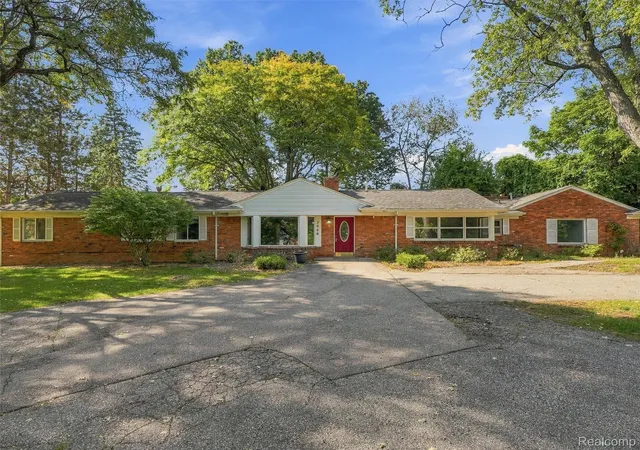 Photo 1 of Sale Pending at 2666 W Hickory Grv Rd, Bloomfield Hills, MI 48302 | MLS# 20261081228 | Listing updated on 2026-10-13