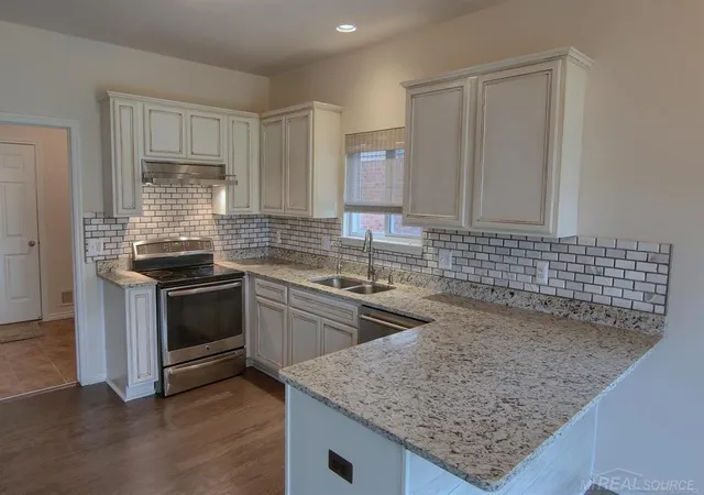 Listing Photo 4 - Condo for sale in building located at 30496 Berghway Trl, Warren, MI 48092