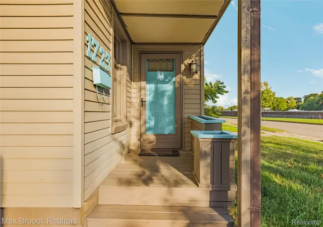 Photo 3 of Single family home for sale at 1723 E 10 Mile Rd, Royal Oak, MI 48067 | MLS# 20261081237 | Listing updated on 2026-10-17