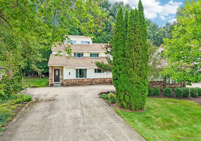 Photo 1 of Single family home for sale at 5832 Naneva Ct, West Bloomfield, MI 48322 | MLS# 20261081249 | Listing updated on 2026-10-21