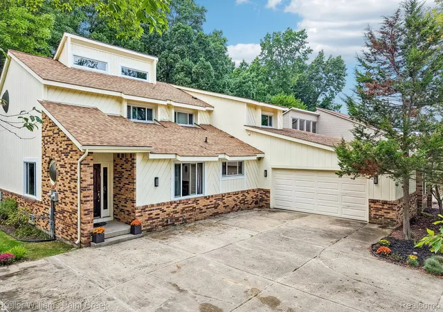 Photo 2 of Single family home for sale at 5832 Naneva Ct, West Bloomfield, MI 48322 | MLS# 20261081249 | Listing updated on 2026-10-21