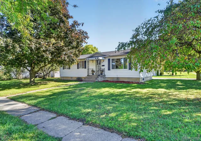 Photo 1 of Single family home for sale at 631 S Jeffery Ave, Ithaca, MI 48847 | MLS# 20261081252 | Listing updated on 2026-10-24