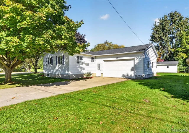 Photo 2 of Single family home for sale at 631 S Jeffery Ave, Ithaca, MI 48847 | MLS# 20261081252 | Listing updated on 2026-10-24