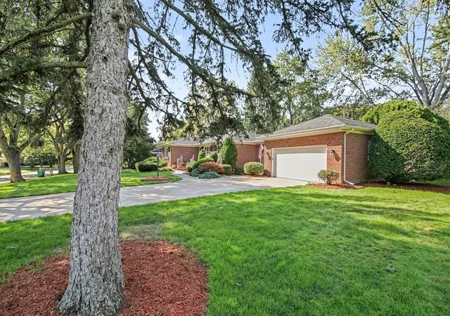 Photo 2 of Single family home for sale at 43 N Clubview Dr, Ypsilanti, MI 48197 | MLS# 81026053371 | Listing updated on 2026-10-12