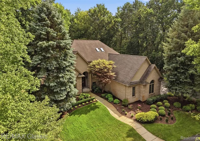Photo 1 of Single family home for sale at 6015 Lynne Holw Dr, Commerce Township, MI 48382 | MLS# 20261081260 | Listing updated on 2026-10-11
