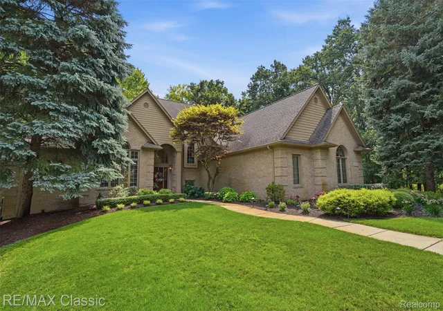 Photo 3 of Single family home for sale at 6015 Lynne Holw Dr, Commerce Township, MI 48382 | MLS# 20261081260 | Listing updated on 2026-10-11