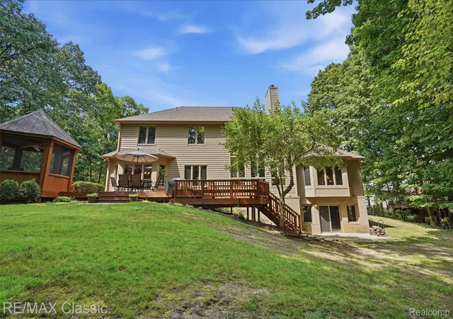 Photo 3 of Single family home for sale at 6015 Lynne Holw Dr, Commerce Township, MI 48382 | MLS# 20261081260 | Listing updated on 2026-10-25