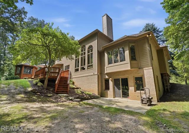 Photo 4 of Single family home for sale at 6015 Lynne Holw Dr, Commerce Township, MI 48382 | MLS# 20261081260 | Listing updated on 2026-10-25
