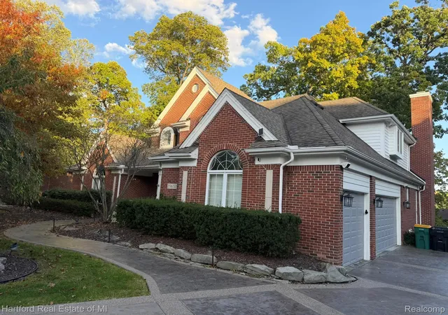 Photo 3 of Single family home for sale at 28652 Wintergreen Ct, Farmington Hills, MI 48331 | MLS# 20261081267 | Listing updated on 2026-10-10