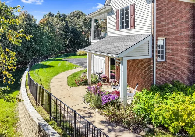 Listing Photo 1 - Condo for sale in building located at 1066 Shiawassee Cir, Howell, MI 48843