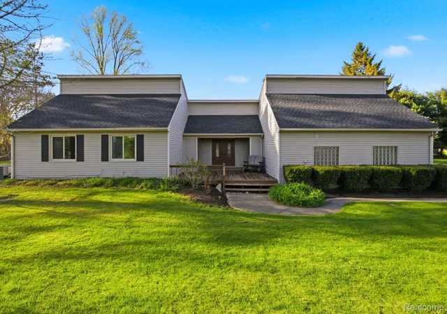 Photo 2 of Single family home for sale at 2411 Wixom Trl, Milford, MI 48381 | MLS# 20261081282 | Listing updated on 2026-10-08