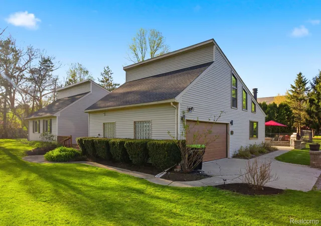 Photo 3 of Single family home for sale at 2411 Wixom Trl, Milford, MI 48381 | MLS# 20261081282 | Listing updated on 2026-10-08