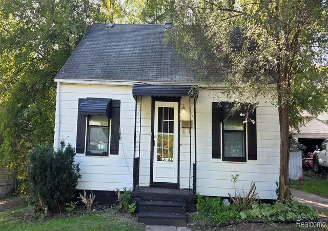 Photo 1 of Single family home for sale at 33 Monterey St, Pontiac, MI 48342 | MLS# 20261081290 | Listing updated on 2026-10-09