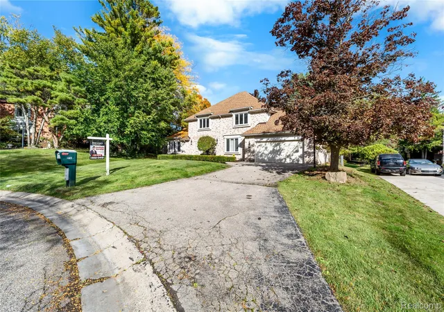 Photo 2 of Single family home for sale at 4776 S Knoll Ct, West Bloomfield, MI 48323 | MLS# 20261081303 | Listing updated on 2026-10-11