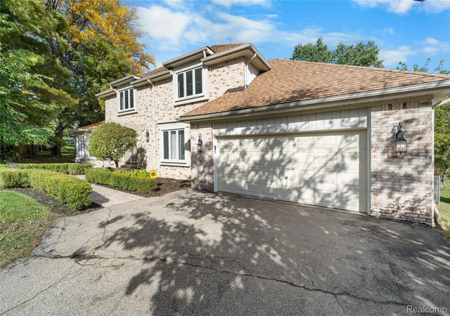 Photo 3 of Single family home for sale at 4776 S Knoll Ct, West Bloomfield, MI 48323 | MLS# 20261081303 | Listing updated on 2026-10-11