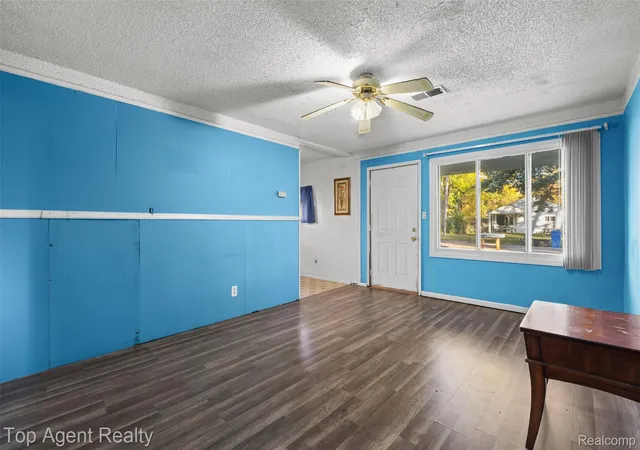 Photo 4 of Single family home for sale at 241 W Yale Ave, Pontiac, MI 48340 | MLS# 20261081320 | Listing updated on 2026-10-28