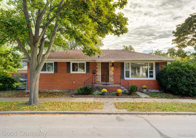 Photo 1 of Single family home for sale at 204 Edgewood Pl, Ferndale, MI 48220 | MLS# 20261081350 | Listing updated on 2026-10-13