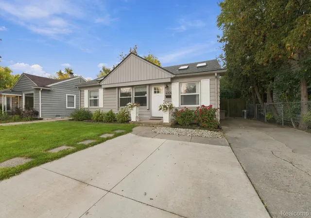 Photo 2 of Single family home for sale at 4004 Coolidge Hwy, Royal Oak, MI 48073 | MLS# 20261081358 | Listing updated on 2026-10-09