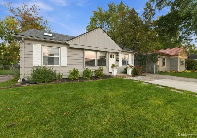 Photo 3 of Single family home for sale at 4004 Coolidge Hwy, Royal Oak, MI 48073 | MLS# 20261081358 | Listing updated on 2026-10-09