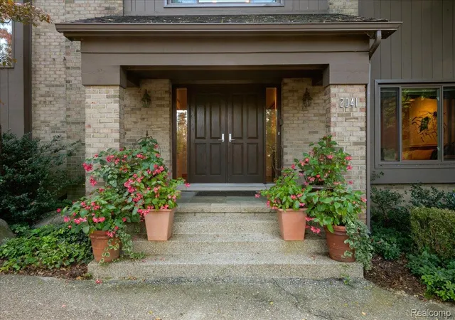 Photo 1 of Sale Pending at 2041 Bloomfield Woods Ct, West Bloomfield, MI 48323 | MLS# 20261081374 | Listing updated on 2026-10-21