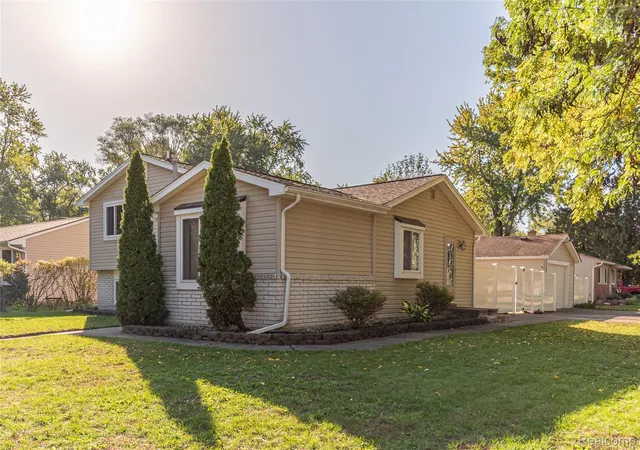 Photo 3 of Single family home for sale at 27755 Clarita St, Livonia, MI 48152 | MLS# 20261081393 | Listing updated on 2026-10-18