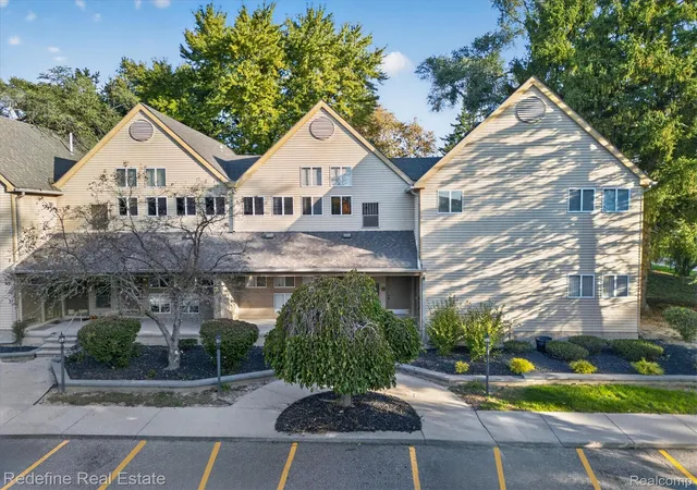 Photo 2 of Condo for sale at 27971 Rollcrest Rd #9, Farmington Hills, MI 48334 | MLS# 20261081396 | Listing updated on 2026-10-16