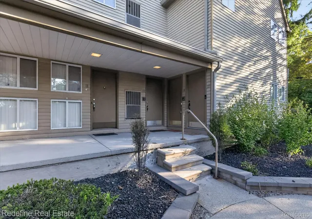Photo 3 of Condo for sale at 27971 Rollcrest Rd #9, Farmington Hills, MI 48334 | MLS# 20261081396 | Listing updated on 2026-10-16