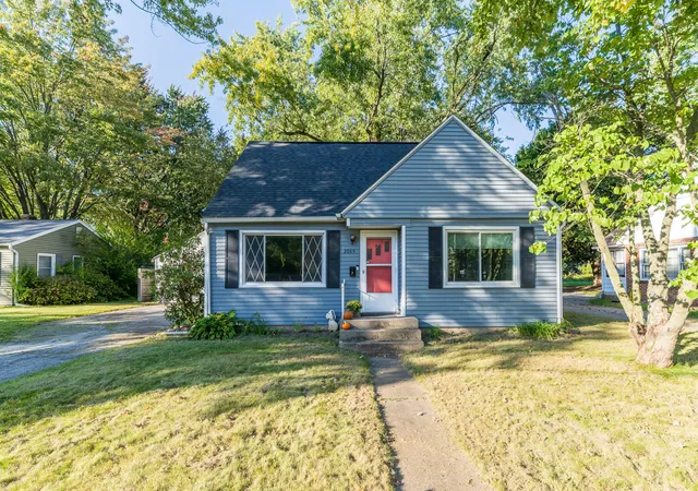 Photo 1 of Sale Pending at 2035 Glendale Blvd, Kalamazoo, MI 49004 | MLS# 66026053464 | Listing updated on 2026-10-18