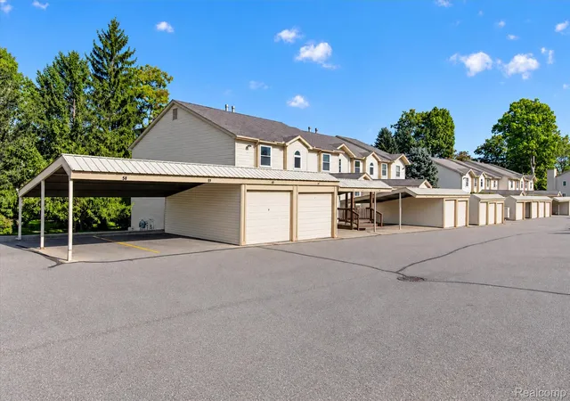 Photo 2 of Condo for sale at 4998 Oak Hl Dr #8847, Waterford, MI 48329 | MLS# 20261081414 | Listing updated on 2026-10-18