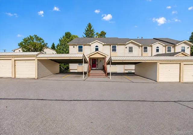 Photo 3 of Condo for sale at 4998 Oak Hl Dr #8847, Waterford, MI 48329 | MLS# 20261081414 | Listing updated on 2026-10-18
