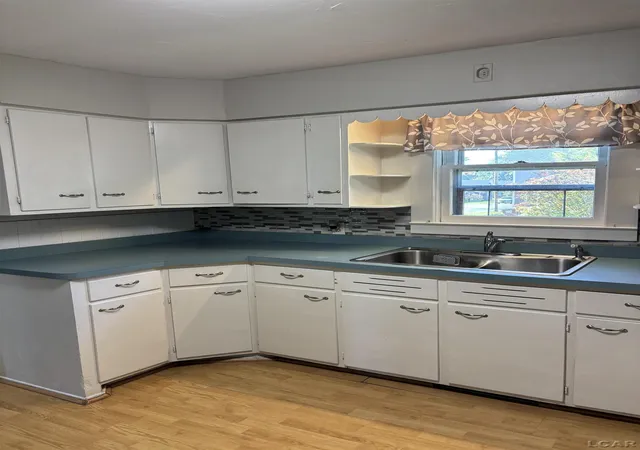 Photo 3 of Single family home for sale at 122 W Beecher St, Adrian, MI 49221 | MLS# 56050224143 | Listing updated on 2026-10-07