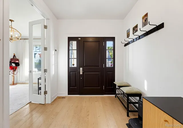 Photo 2 of Single family home for sale at 613 E Farnum Ave, Royal Oak, MI 48067 | MLS# 20261081417 | Listing updated on 2026-10-28