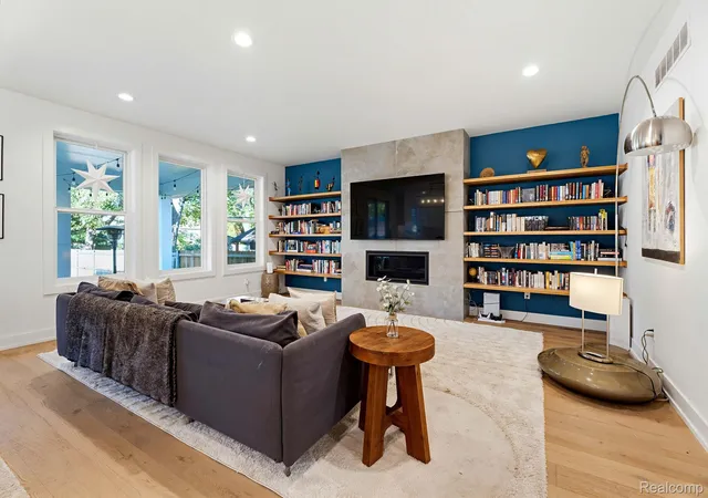 Photo 4 of Single family home for sale at 613 E Farnum Ave, Royal Oak, MI 48067 | MLS# 20261081417 | Listing updated on 2026-10-28