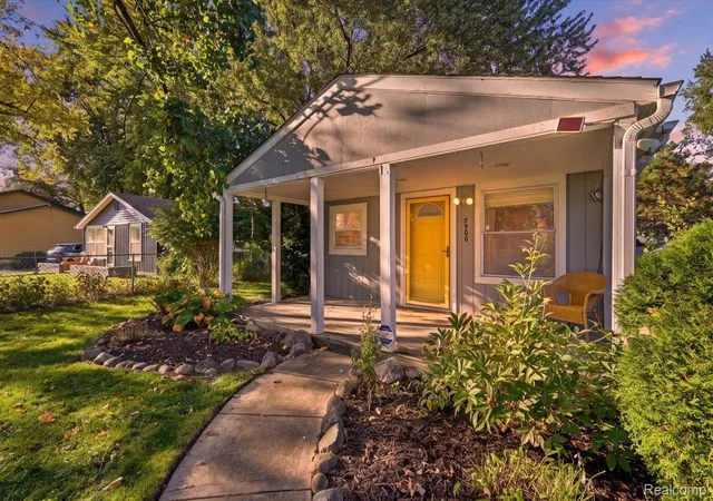 Photo 1 of Single family home for sale at 3900 Elmhurst Rd, Waterford, MI 48328 | MLS# 20261081420 | Listing updated on 2026-10-10