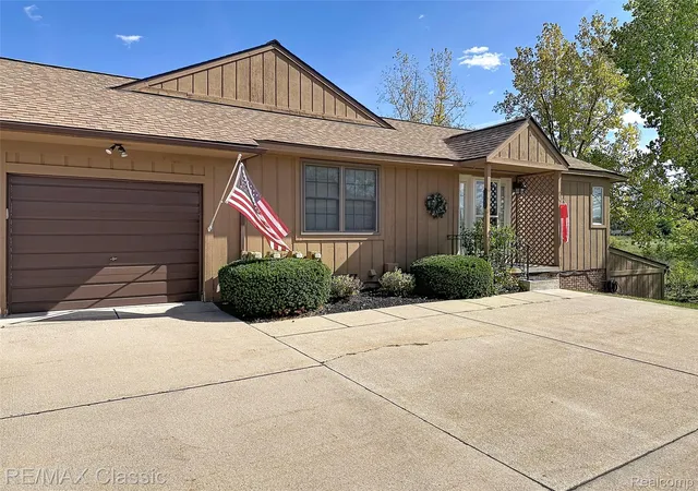Photo 2 of Condo for sale at 12352 Nantucket Dr #4, South Lyon, MI 48178 | MLS# 20261081422 | Listing updated on 2026-10-10