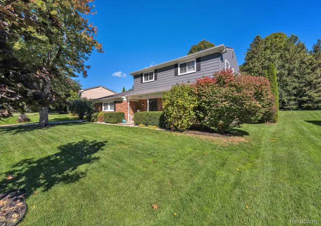 Photo 3 of Single family home for sale at 31234 Carriage Hl Rd, Farmington Hills, MI 48331 | MLS# 20261081434 | Listing updated on 2026-10-13