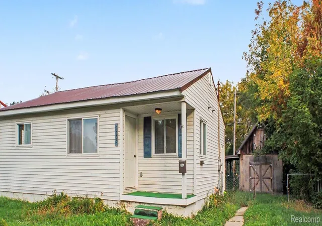 Single family home for sale at 3525 Lippincott Blvd, Flint, MI 48507 | MLS# 20261081448