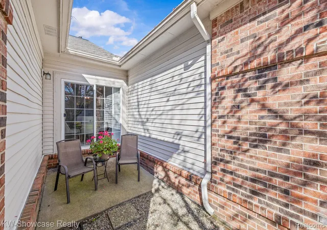 Listing Photo 3 - Condo for sale in building located at 750 W River Dr, Lake Orion, MI 48362