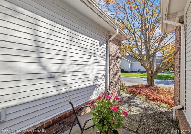 Listing Photo 5 - Condo for sale in building located at 750 W River Dr, Lake Orion, MI 48362
