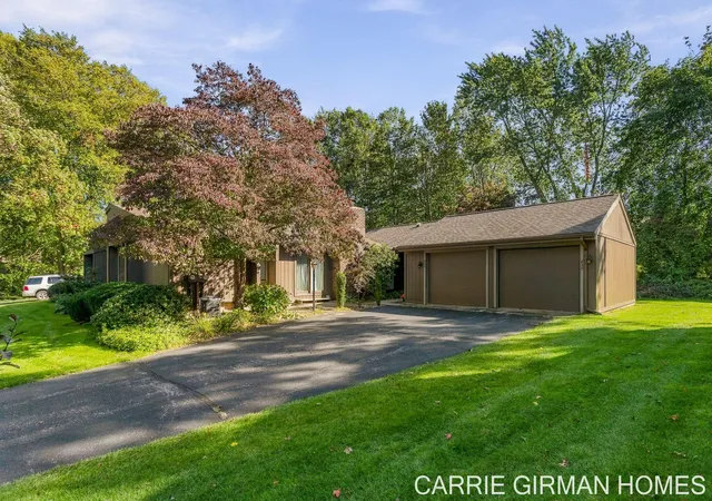 Photo 2 of Condo for sale at 838 Brk Village Ct, Holland, MI 49423 | MLS# 71026053494 | Listing updated on 2026-10-20