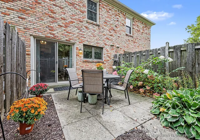 Listing Photo 3 - Condo for sale in building located at 2466 Abbington Dr SE, Grand Rapids, MI 49505