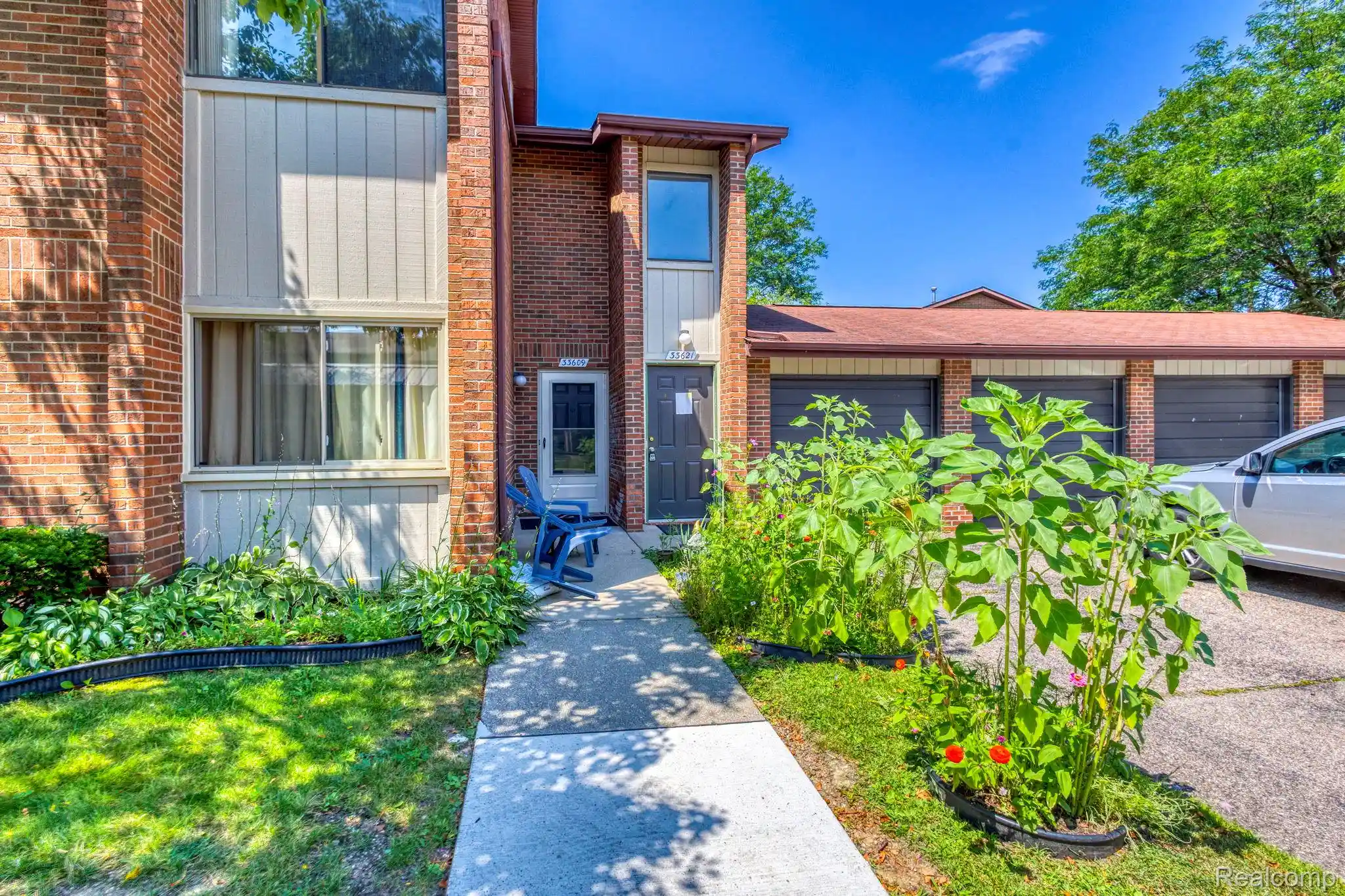 Listing Photo 1 - Condo for sale in 33621 Pondview Cir located at 33621 Pondview Cir, Livonia, MI 48152 - Unit #99