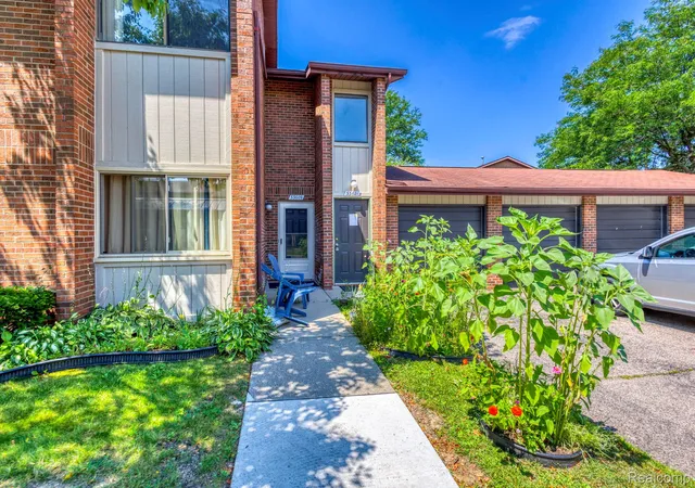 Photo 1 of Condo for sale at 33621 Pondview Cir #99, Livonia, MI 48152 | MLS# 20261081473 | Listing updated on 2026-10-16