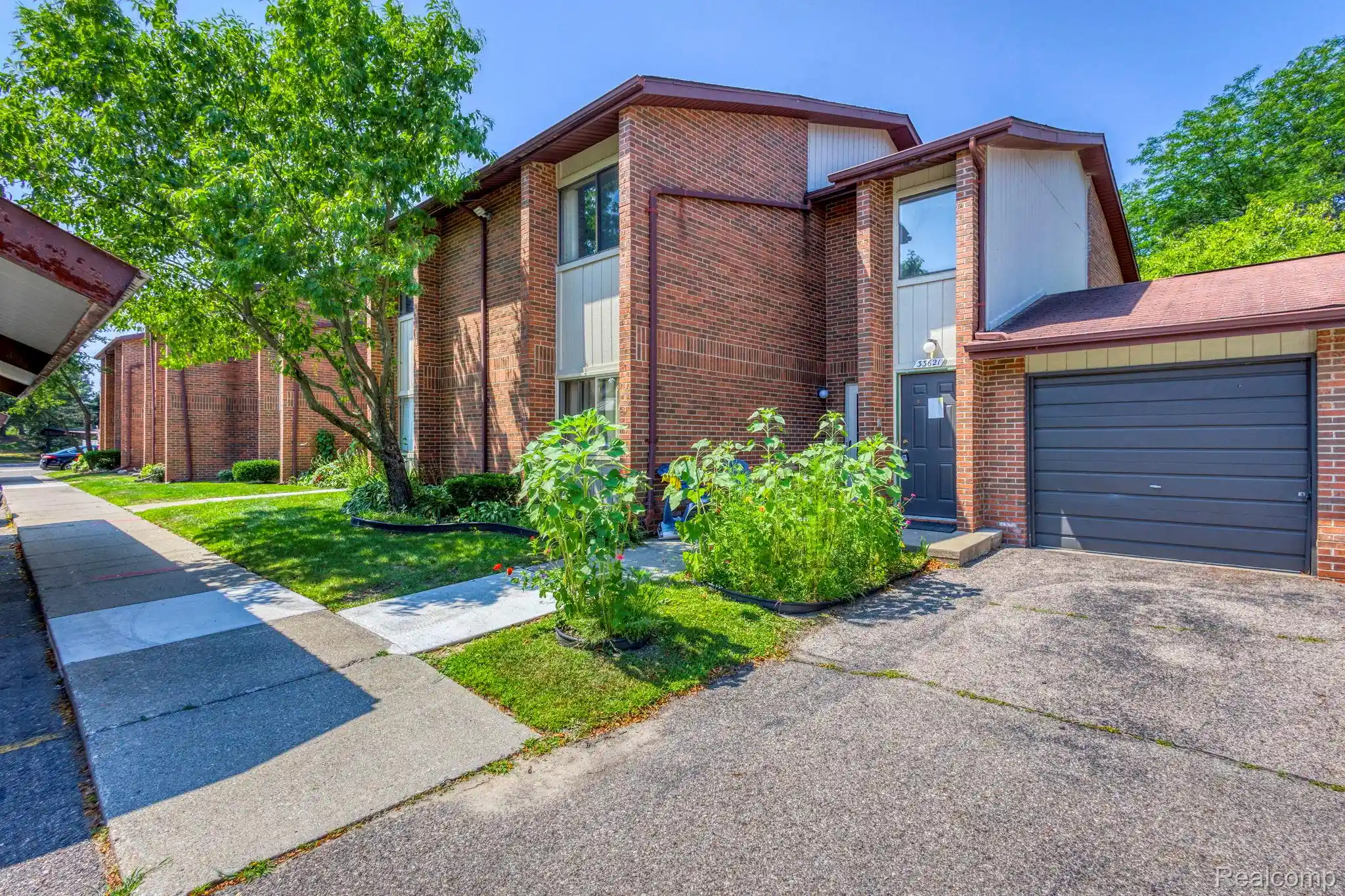 Listing Photo 2 - Condo for sale in 33621 Pondview Cir located at 33621 Pondview Cir, Livonia, MI 48152 - Unit #99